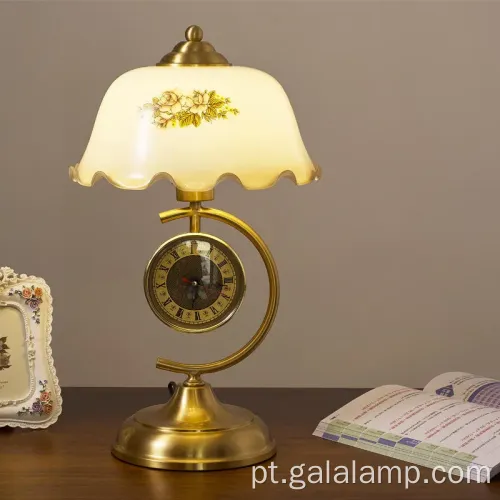 Lâmpada de mesa de metal retro elegante com tom de flor